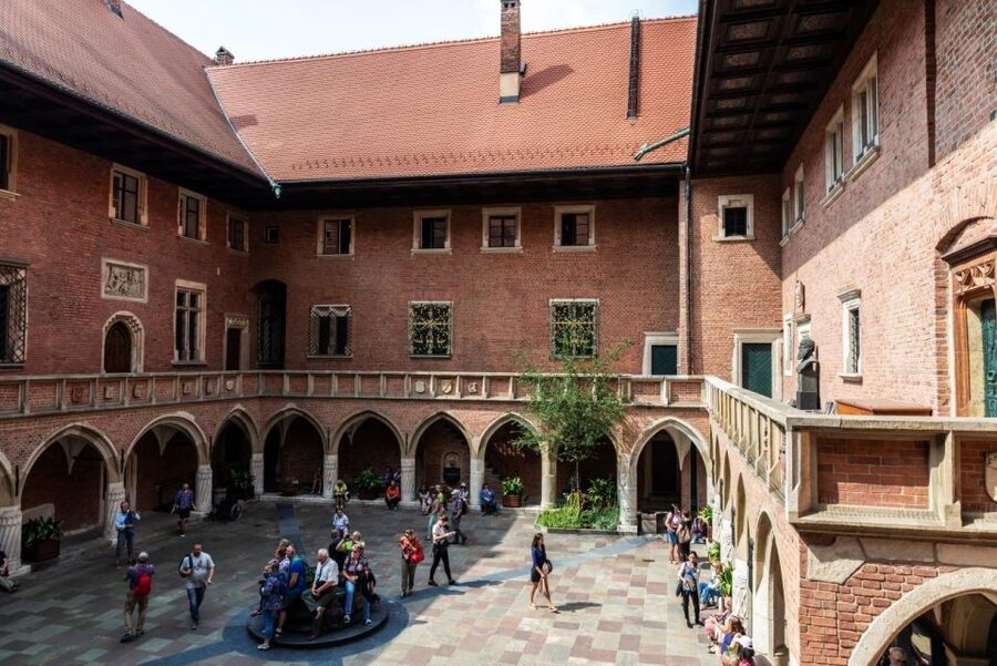 Old Town, St. Mary's Basilica and Rynek Underground Tour - Who should book this Kraków tour?