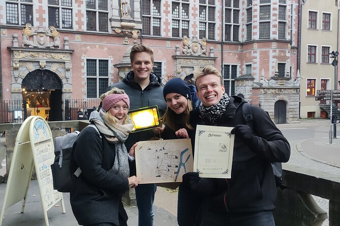 Private 2-Hour Tour with City Game in Gdańsk - Resting beside the Hevelius Monument