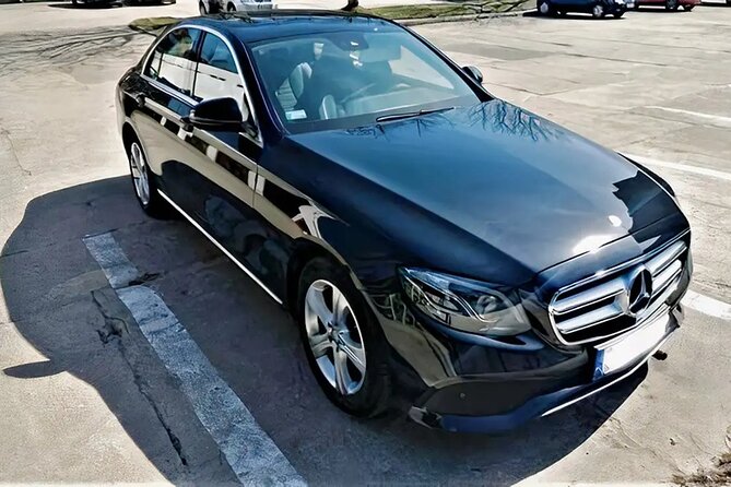 Private Round-Trip Transfer: Warsaw Chopin Airport (WAW) - Landing at Chopin Airport with a driver waiting
