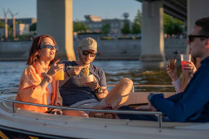 Rental of Motorboat for 5 on Vistula in Warsaw no Licenses Needed - Who will enjoy this most