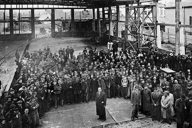 Schindler's Factory in Krakow: Guided Tour & Skip the Line Ticket - Meeting your guide at Lipowa 4