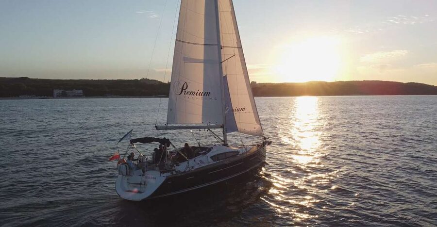 Sopot: Sunset Yacht Cruise with Welcome Drink - What the two-deck yacht adds