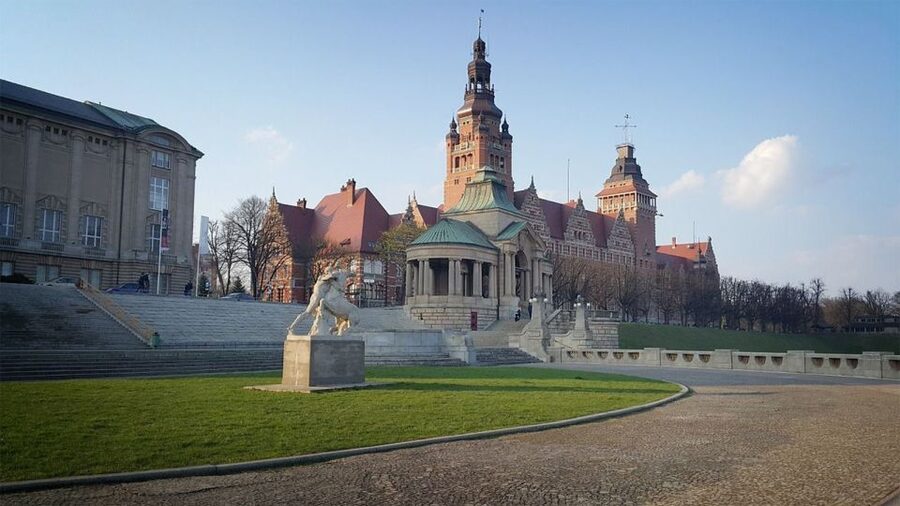 Szczecin: Medieval Old Town Private Walking Tour - The Water Gate and a fountain worth timing carefully