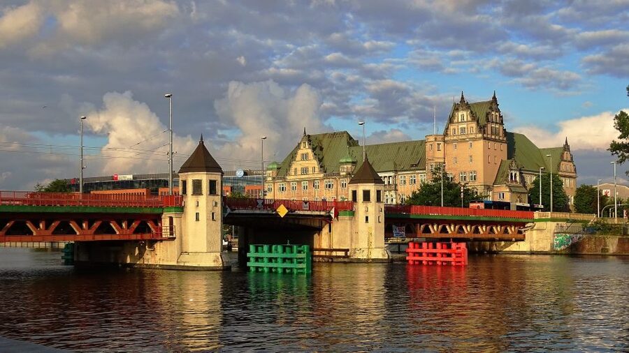 Szczecin: Old Town Highlights Private Walking Tour - Choosing the three-hour route and the ducal castle