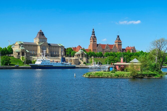 Szczecin Walking Tour: Explore Top Sights & Hidden Gems - What the guide adds to the walk