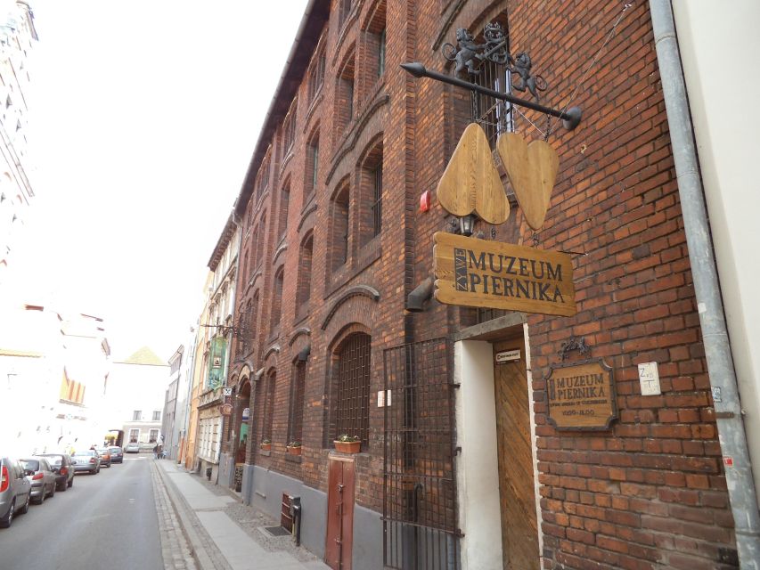 Torun Living Museum of Gingerbread and Old Town Private Walk - Meeting at the Copernicus Monument