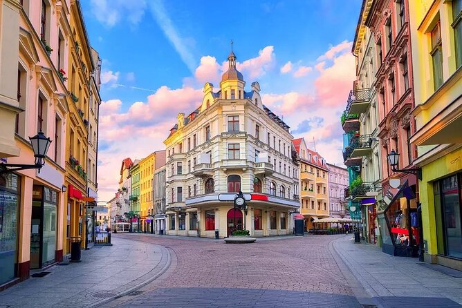Torun Old Town Highlights Private Walking Tour - Starting at Plac Teatralny and Finding the Town Square