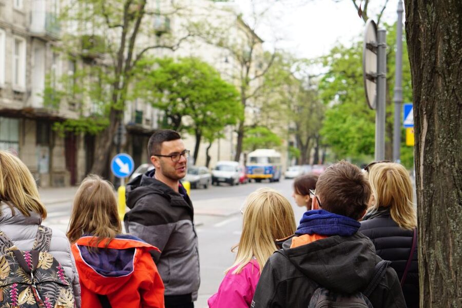 Warsaw: 2.5-Hour Dark Side - Praga District by a Retro Bus - Crossing the Vistula to the chocolate stop
