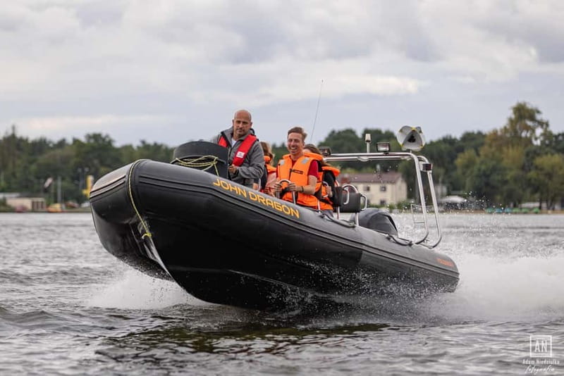 Warsaw: Adrenaline Ride on the Vistula River (Wisła) - The first minutes: a careful run through shallow water