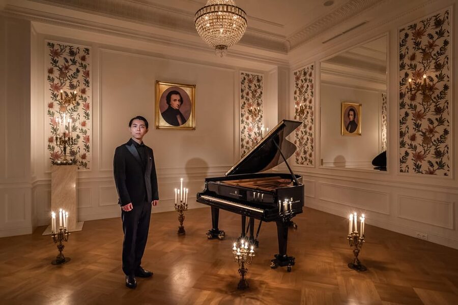 Warsaw: Candlelight Concert at Fryderyk Concert Hall - The first notes in a candlelit room