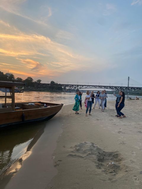 Warsaw: Evening Vistula Cruise with Welcome Drink - Why a wooden boat changes the mood