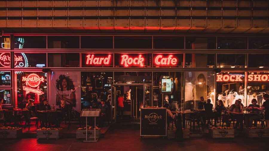 Warsaw: Lunch or dinner at Hard Rock Cafe with Skip-the-Line - Choosing among four main courses