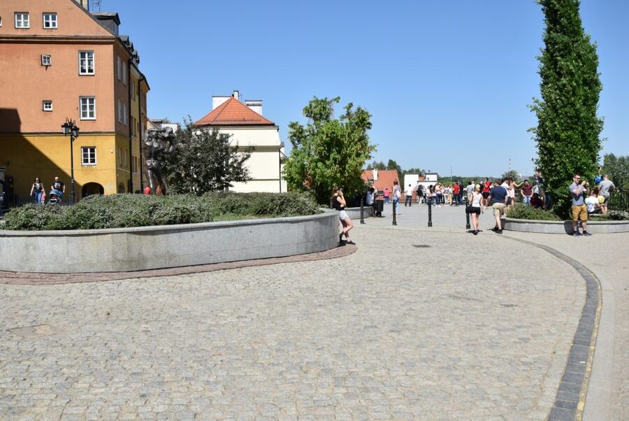 Warsaw: Old Town Guided Walking Tour - A narrow façade and the city’s odd details