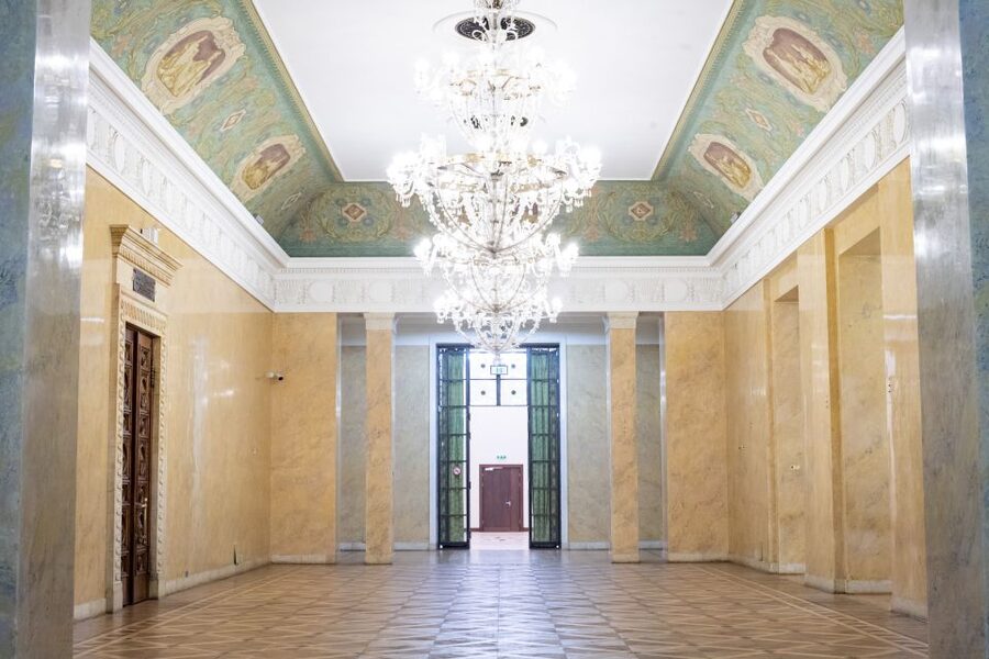 Warsaw: Palace of Culture and Science Tour with Terrace - Stories that explain Warsaw’s difficult past