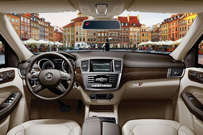 Warsaw Private Transfer from Warsaw Chopin Airport (WAW) to City centre - Flight tracking and the 60-minute waiting window