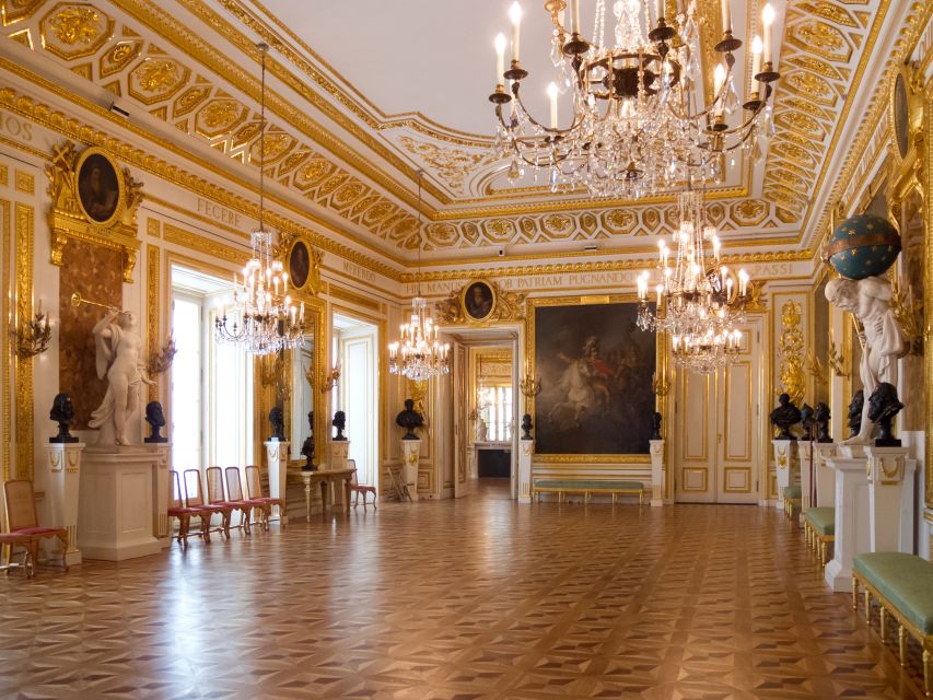 Warsaw: Skip-the-Line Royal Castle Guided Tour - What the guides add to the experience