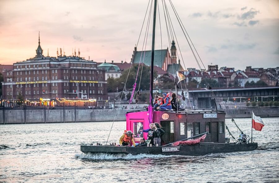 Warsaw: Traditional Galar Cruise on The Vistula River - What the boat is like in different seasons