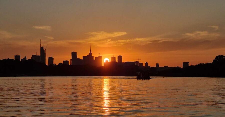 Warsaw: Vistula River Sunset Cruise with Welcome Drink - Sailing past Copernicus and the Museum of Modern Art