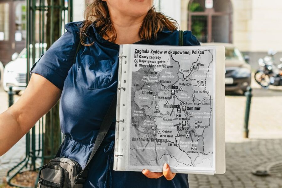 Warsaw: Warsaw Ghetto Private Walking Tour with Hotel Pickup - Guides, photographs, and the private format