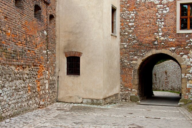 Wawel Castle and Cathedral Guided Walking Tour in Kraków - The guides make or break the experience