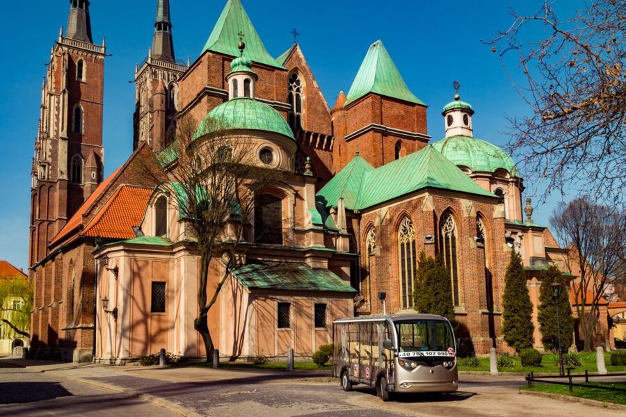 Wroclaw: 2-Hour Private Guided Tour by Electric Car - Guides, languages, and the quality of the commentary