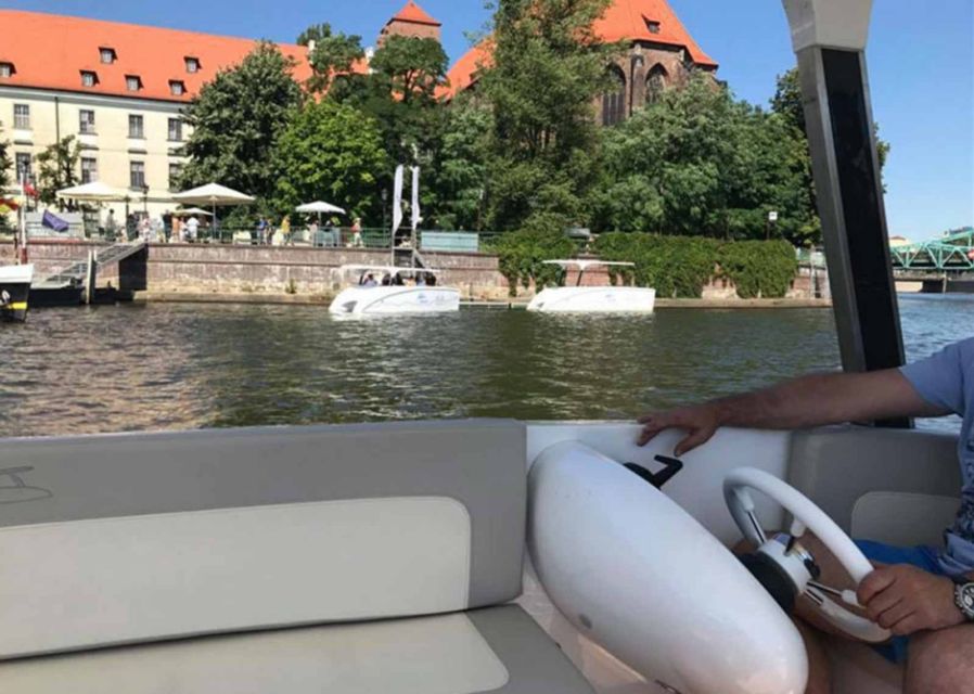 Wroclaw: City Walk and Cruise by Luxury Solar Catamaran - The guides and the pace
