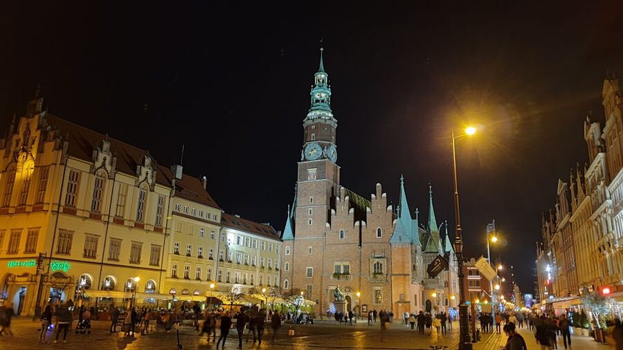 Wroclaw: Guided City Night Tour (2 hours) - Who should book this Wroclaw night walk?