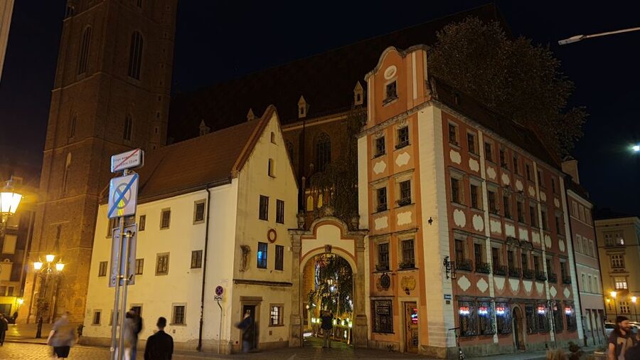 Wroclaw: Guided City Night Tour (2 hours) - Medieval prison, Fencer Fountain, and the university