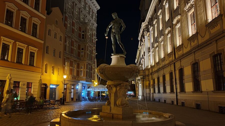 Wroclaw: Guided City Night Tour (2 hours) - The optional 50-minute gondola ride