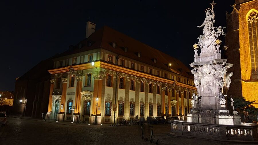 Wroclaw: Guided City Night Tour (2 hours) - What the guide adds to the evening
