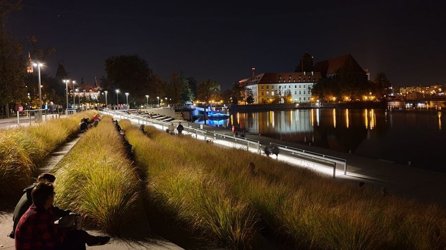 Wroclaw: Guided City Night Tour (2 hours) - Rain, timing, and practical comfort