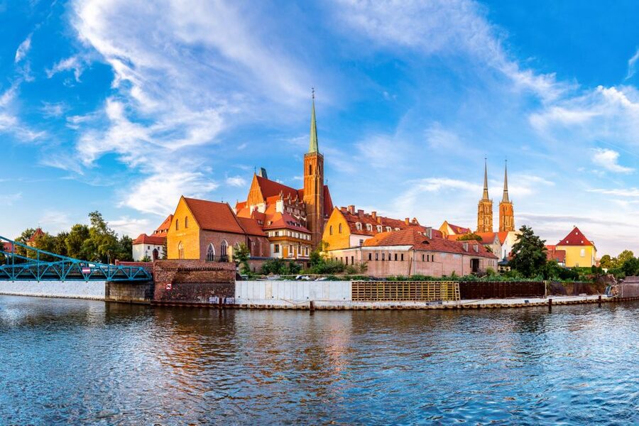 Wroclaw: Private Old Town Guided Walking Tour (2 hours) - Hala Targowa and a taste of everyday Wroclaw