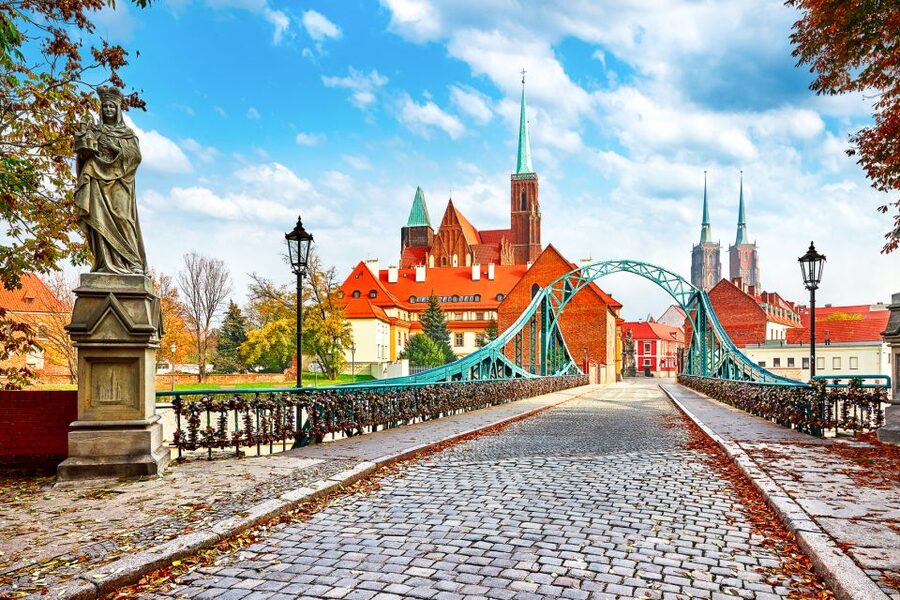 Wroclaw: Private Old Town Guided Walking Tour (2 hours) - Crossing Tumski Bridge toward Cathedral Island